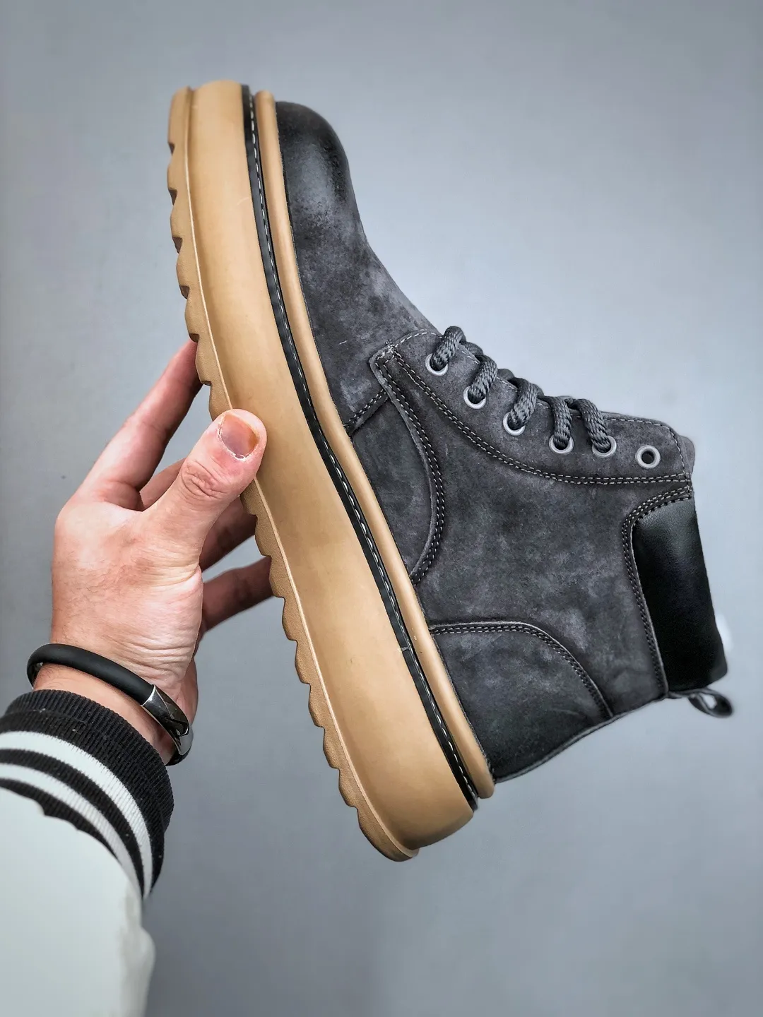 Welfare special offer 💰480 Timberland Timberland new autumn and winter products must-have outdoor casual rhubarb boots series in autumn and winter #Guangdong Dachang quality original box original packaging fashionable and trendy matching The fabric is made of Italian 🇮🇹 top-grade frosted fine-grained cowhide lightweight outsole with anti-odor and anti-corrosion genuine leather latex insoles The outsole and hardware are all made from OEM raw materials Same as the original Goodyear glue process Good products do not kill pigs The quality of the first order is strictly controlled. Exclusively launched on the entire network. The quality is beyond doubt. The whole set is packaged in the same official website to give you a perfect wearing experience. The quality is exquisite and durable. A must-have for sportsmen. Specially designed to handle whether it is handsome or not. High-quality and first-class foot feel. This winter, it is specially used for cold protection and outdoor use. It can be matched casually in daily life. Size: 38-44 (leather shoe size)
